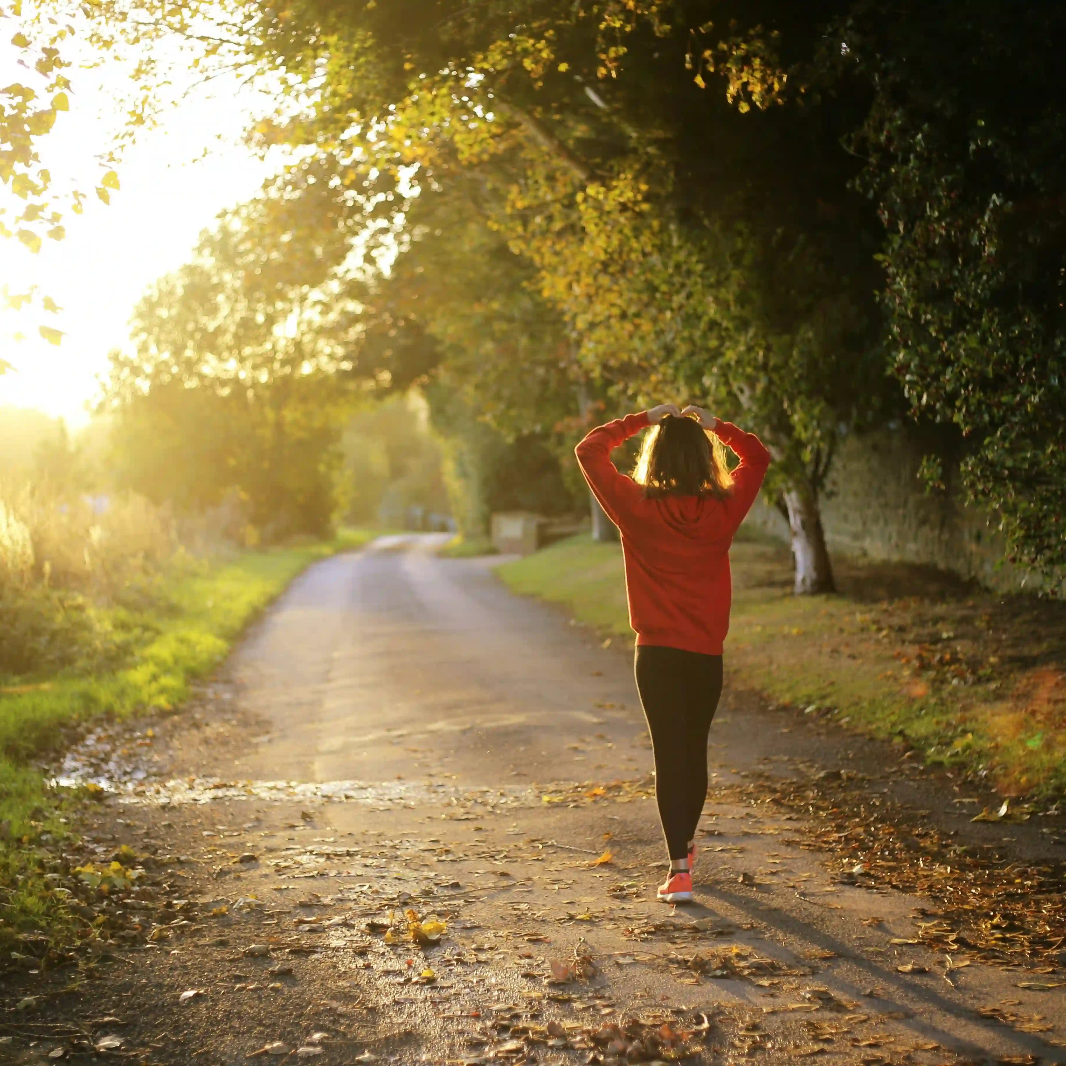 Frau dehnt sich im Sonnenaufgang