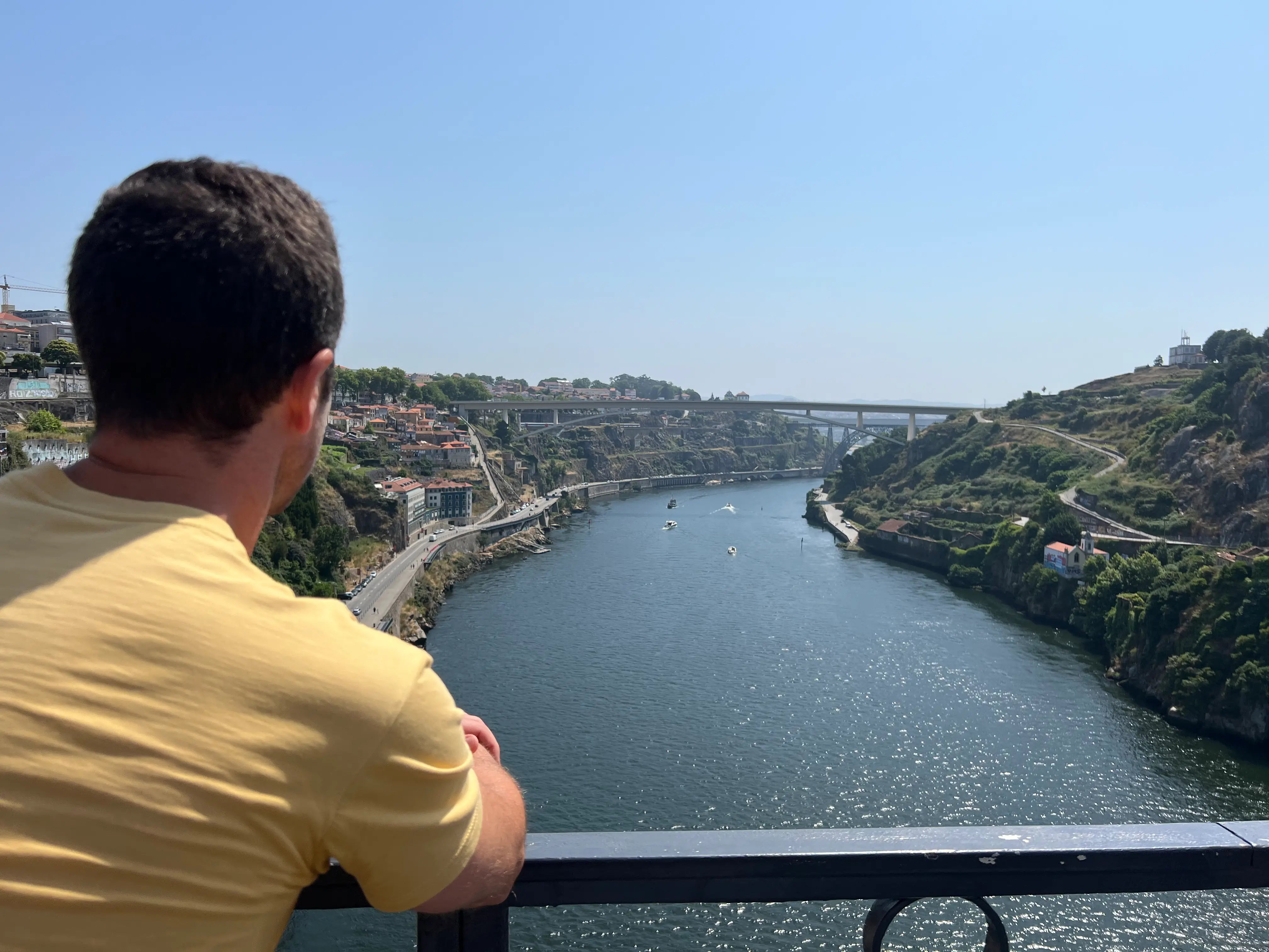 Andre, der Gründer von Head2toes schaut in die Ferne.