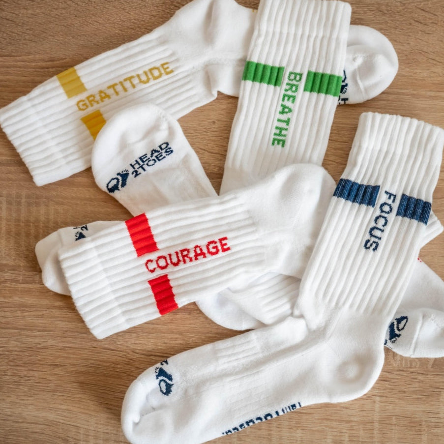 Socken mit sichbaren Affirmationen liegen auf dem Tisch